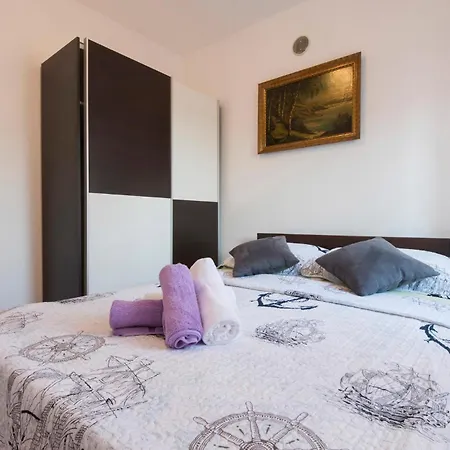 Lägenhet Cozy In Jasenice With Wifi